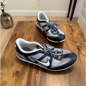 Nike Oceania NM - Gray/Navy/White - Women’s 9.5